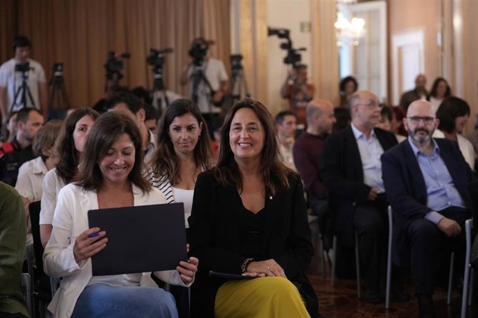 La consellera Esther Niubó junto a la directora general de Innovación, Digitalización y Currículo del departamento, Mercè Andreu, en el acto de este viernes