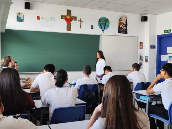 Alumnos del Colegio Juan Pablo ii de Parla examinándose