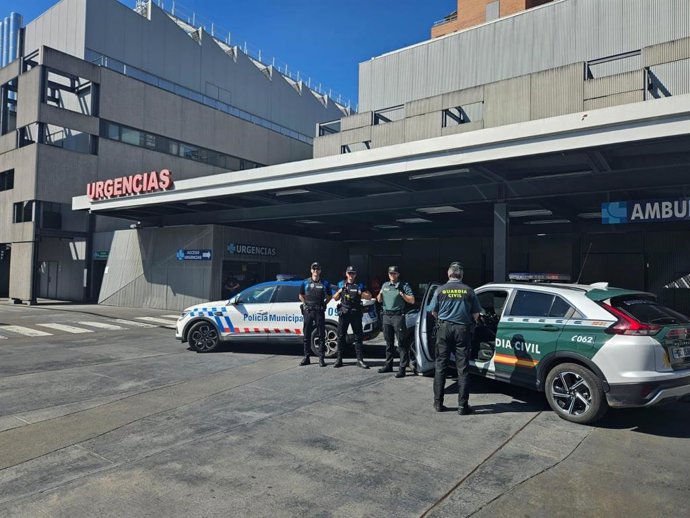 Efectivos de la Guardia Civil y Policía Municipal de Valladolid en el Clínico Universitario.