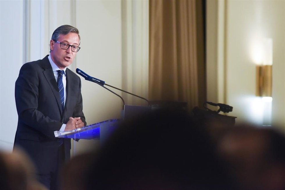 El secretario General del PP de la Comunidad de Madrid, Alfonso Serrano, durante su intervención en un Desayuno Informativo de Nueva Economía Fórum, en The Palace Hotel, a 4 de junio de 2025, en Madrid (España).