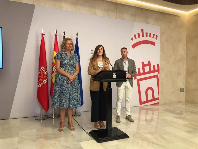 La portavoz del equipo de Gobierno del Ayuntamiento de Murcia, Rebeca Pérez, junto a los ediles Mercedes Bernabé y Miguel Ángel Noguera