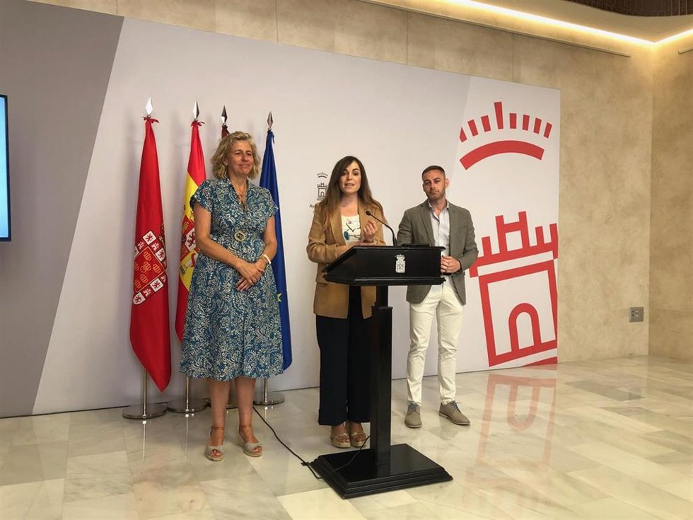 La portavoz del equipo de Gobierno del Ayuntamiento de Murcia, Rebeca Pérez, junto a los ediles Mercedes Bernabé y Miguel Ángel Noguera