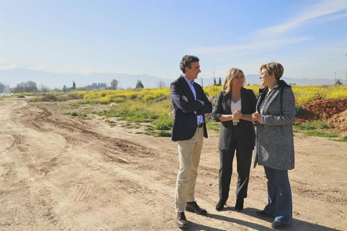 Archivo - La alcaldesa de Granada, Marifrán Carazo, departe con los concejales de Urbanismo, Enrique Catalina, y de Movilidad, Ana Agudo, en una imagen de archivo en los terrenos donde irá el Parque de las Familias