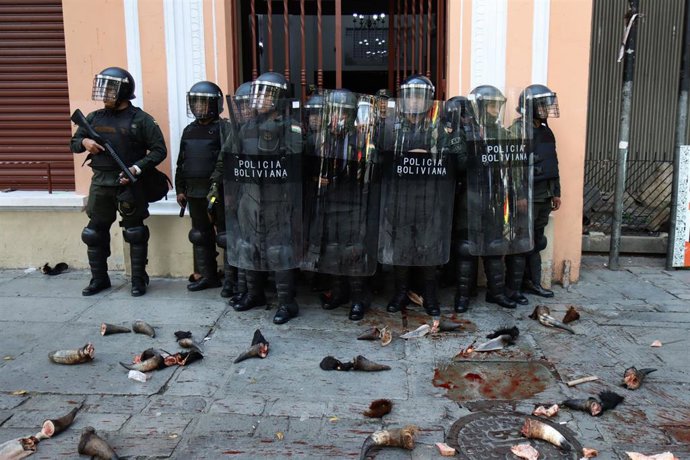 Archivo - Manifestantes lanzan cuernos de vaca y sangre a policías bolivianos frente al Ministerio de Justicia durante la protesta de los carniceros.