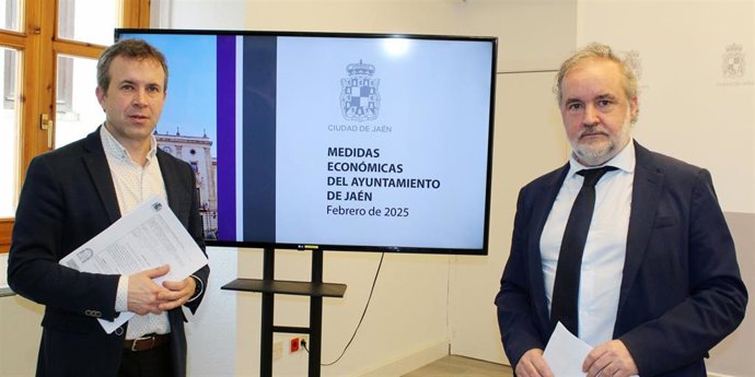 Archivo - El concejal del área Económica del Ayuntamiento de Jaén, Francisco Lechuga (d), junto al alcalde, Julio Millán, en la presentación del anterior plan de pago.