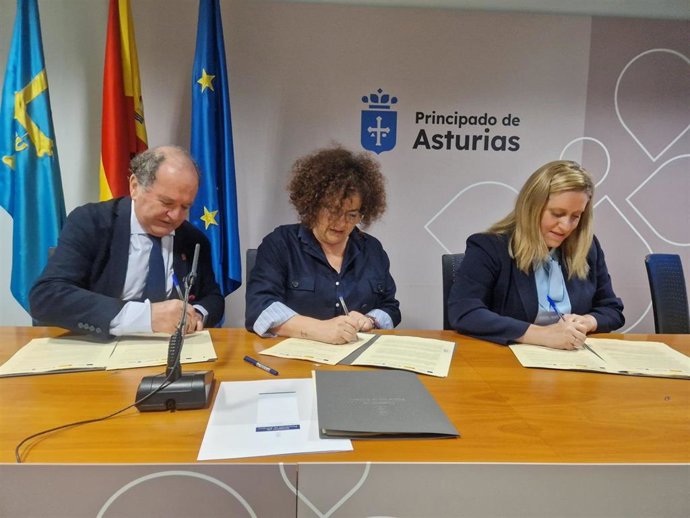 El presidente de la Fundación Ópera de Oviedo, Juan Carlos Rodríguez-Ovejero; la consejera de Derechos Sociales y Bienestar, Marta del Arco,  y la gerente del ERA, Nerea Monroy, firman el acuerdo.
