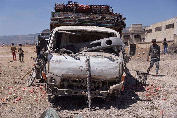 Archivo - 25 June 2023, Syria, Jisr Al-Shughur: A general view of a destroyed vehicle as a result of an air strike by Russian warplanes that targeted, among other places, a vegetable market on the outskirts of the town of Jisr Al-Shughur. Photo: Anas Alkh