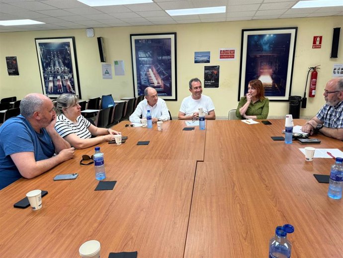 El coordinador de IU en Asturias, Ovidio Zapico (en el centro), durante la reunión con representantes de CCOO en la factoría gijonesa de ArcelorMittal.