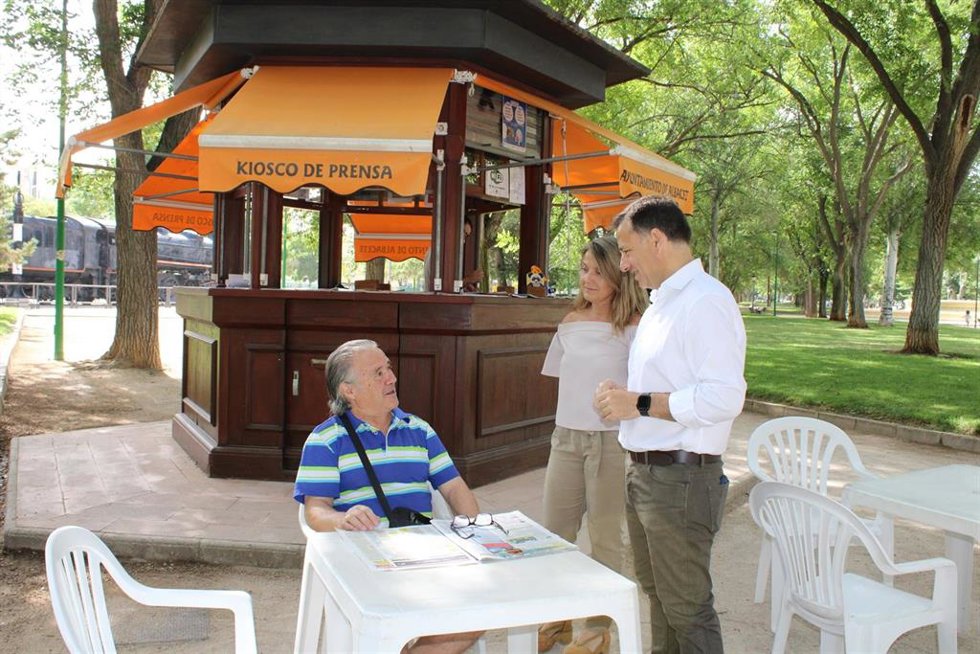 El alcalde de Albacete, Manuel Serrano, anima a la ciudadanía a visitar los kioscos de prensa.