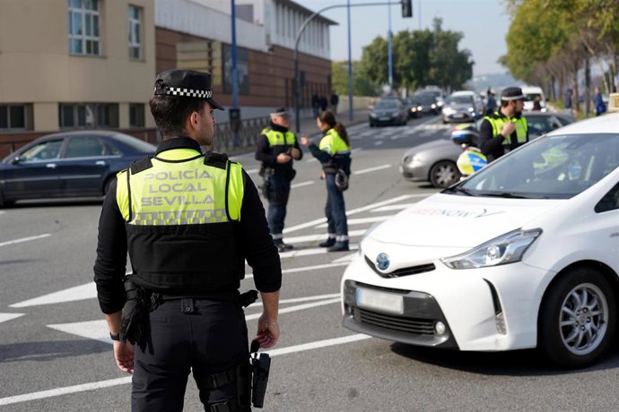 Archivo - Policías locales durante el corte de tráfico debido a la tractorada. A 6 de febrero de 2024, en Sevilla, (Andalucía, España).