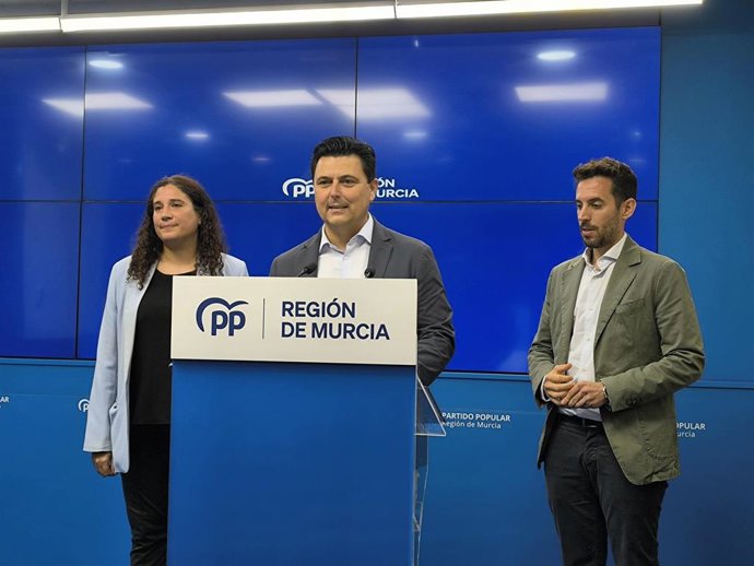 El secretario general del Partido Popular de la Región de Murcia, José Miguel Luengo, junto con el secretario ejecutivo de Infraestructuras, Urbanismo y Vivienda del PPRM, José Francisco Lajara, y la concejal de Murcia, Sofía López Briones