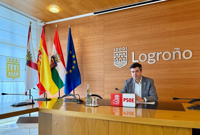 El portavoz del Grupo Municipal Socialista, Luis Alonso, en comparecencia de prensa