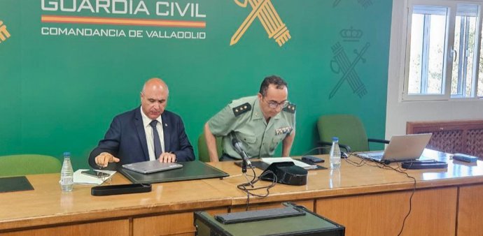 El subdelegado del Gobierno en Valladolid, Jacinto Canales, junto al coronel jefe de la Comandancia de la Guardia Civil de Valladolid, Andrés Manuel Velarde Tazón, en una rueda de prensa celebrada este viernes