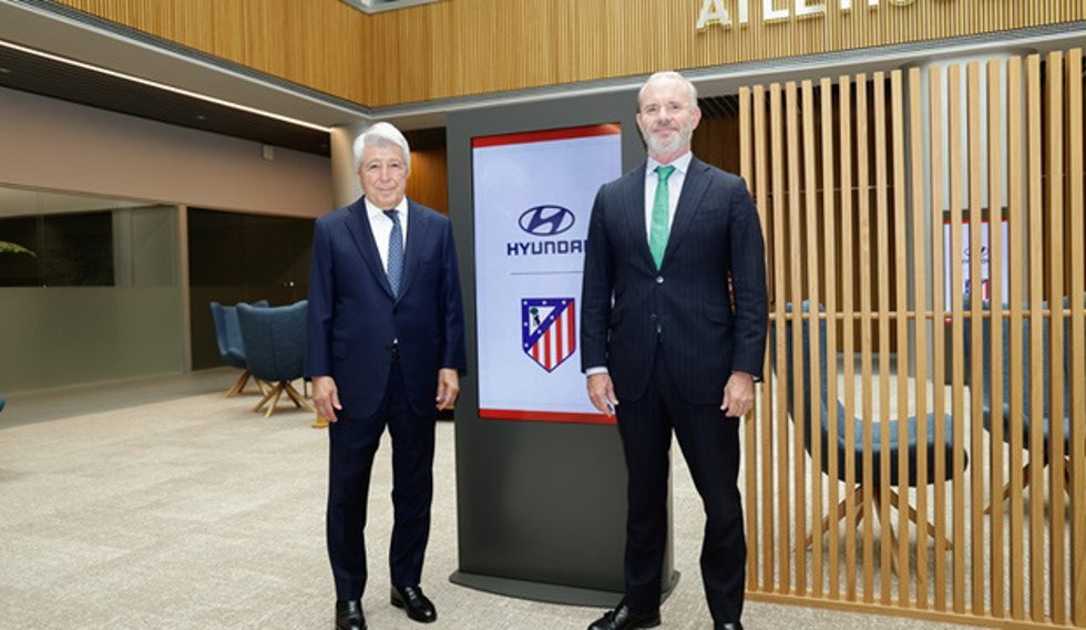 El Atlético de Madrid y Hyundai renuevan su contrato de patrocinio hasta 2027, en presencia del presidente rojiblanco, Enrique Cerezo.