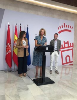La concejal de Gobierno Abierto, Promoción Económica y Empleo, Mercedes Bernabé, junto con los ediles Rebeca Pérez y Miguel Ángel Noguera