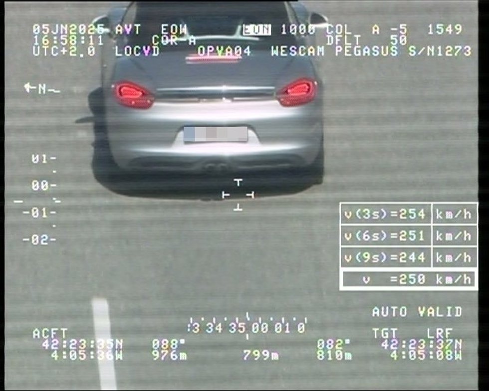 Captura, desde el Pegasus, de la imagen del vehículo circulando a 250 km por hora.