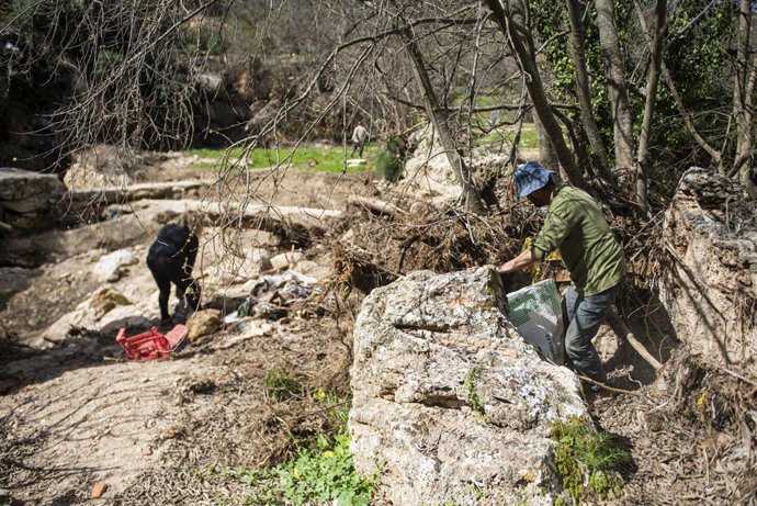Archivo - Voluntarios trabajan durante la jornada de limpieza desde el casco antiguo de la ciudad hasta el arroyo de Letur, a 29 de marzo de 2025, en Letur, Albacete, Castilla-La Mancha (España). La asociación ‘Pueblos Vivos Sierra del Segura’ ha convocad
