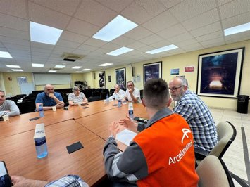 El coordinador de Izquierda Unida de Asturias, Ovidio Zapico, reunido con representantes de CCOO en la factoría gijonesa de ArcelorMittal.