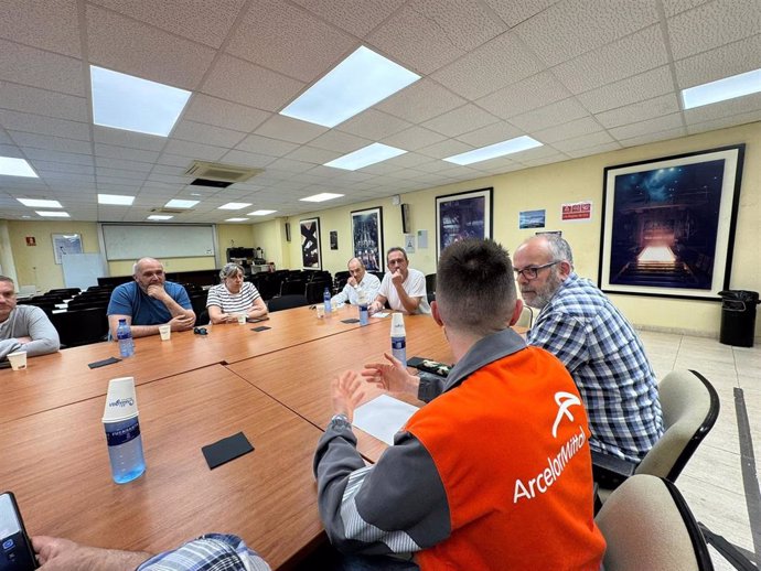El coordinador de Izquierda Unida de Asturias, Ovidio Zapico, reunido con representantes de CCOO en la factoría gijonesa de ArcelorMittal.