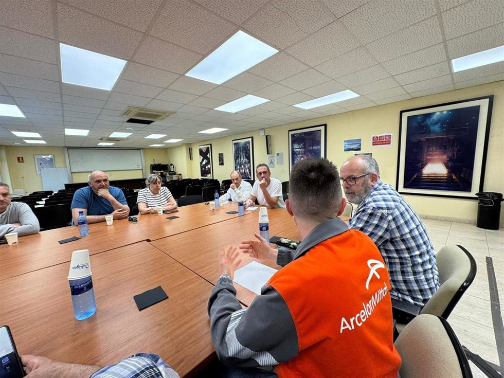 El coordinador de Izquierda Unida de Asturias, Ovidio Zapico, reunido con representantes de CCOO en la factoría gijonesa de ArcelorMittal.