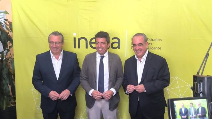 El president de la Diputació d'Alacant, Toni Pérez (e); el president de la Generalitat, Carlos Mazón (c), i el president d'Ineca, Nacho Amirola (d)