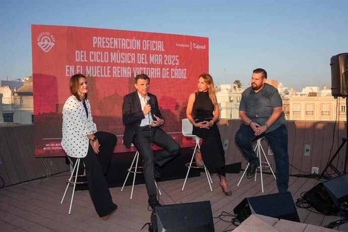 La presidenta de la Diputación de Cádiz, Almudena Martínez, y el alcalde de Cádiz, Bruno García, en la presentación del ciclo Músicas del Mar en Cádiz