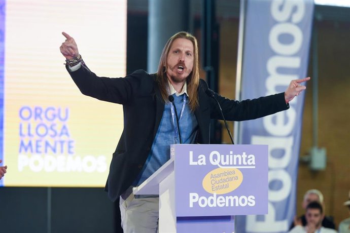 Archivo - El secretario de Organización de Podemos, Pablo Fernández, interviene durante la V Asamblea Ciudadana de Podemos, en el Pabellón de Convenciones de Casa de Campo, a 11 de abril de 2025, en Madrid (España).