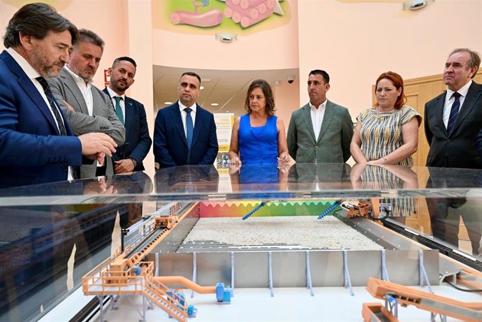 La consejera de Sostenibilidad, Catalina García, en el centro en la imagen flanqueada por el presidente de la Diputación, Francis Rodríguez, a su derecha, y el alcalde de Alhendín, Jorge Sánchez, en la Ecocentral