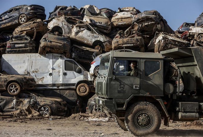 Archivo - Un camión en un desguace de vehículos afectados por la dana en un polígono de Catarroja, un mes del paso de la DANA por Valencia, a 29 de noviembre de 2024.