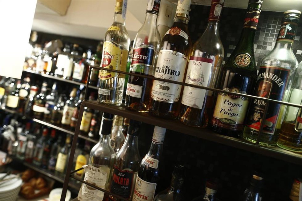 Archivo - Botellas de espirituosos en un bar 