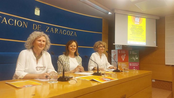 La concejala de Cultura de La Almunia de Doña Godina, Marisa Martínez; la diputada delegada de Cultura de la DPZ, Charo Lázaro; y la técnica municipal de Cultura, Anabel Langarita.