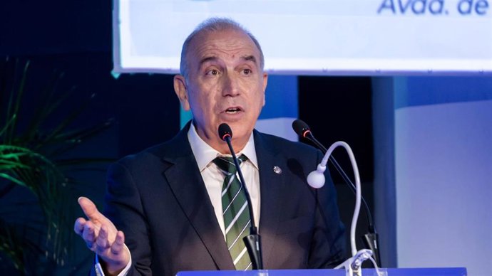 El presidente del COMA, el doctor Hermann Schwarz, durante su intervención en la clausura de la gala por el Día de la Profesión Médica