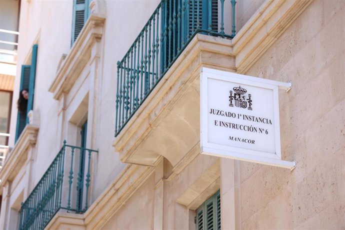Archivo - Fachada de un juzgado de Manacor.
