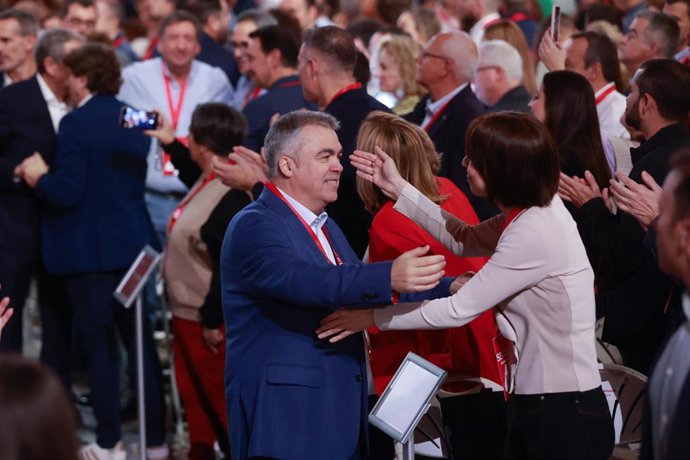 Archivo - El secretario de Organización del PSOE, Santos Cerdán, y la Ministra de Universidades, Diana Morant, durante la inauguración del 41º Congreso Federal del PSOE en el Palacio de Congresos y Exposiciones, a 30 de noviembre de 2024 en Sevilla