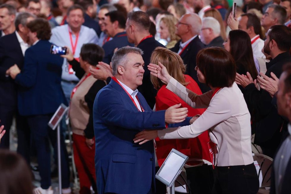 Archivo - El secretario de Organización del PSOE, Santos Cerdán, y la Ministra de Universidades, Diana Morant, durante la inauguración del 41 Congreso Federal del PSOE en el Palacio de Congresos y Exposiciones, a 30 de noviembre de 2024 en Sevilla
