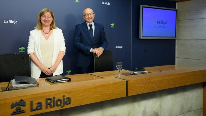 La consejera de Agricultura, Ganadería, Mundo Rural y Medio Ambiente, Noemí Manzanos, junto con el director general de Desarrollo Rural, David Martín, informa sobre la asignación de fondos FEAGA para cosecha en verde de 2025