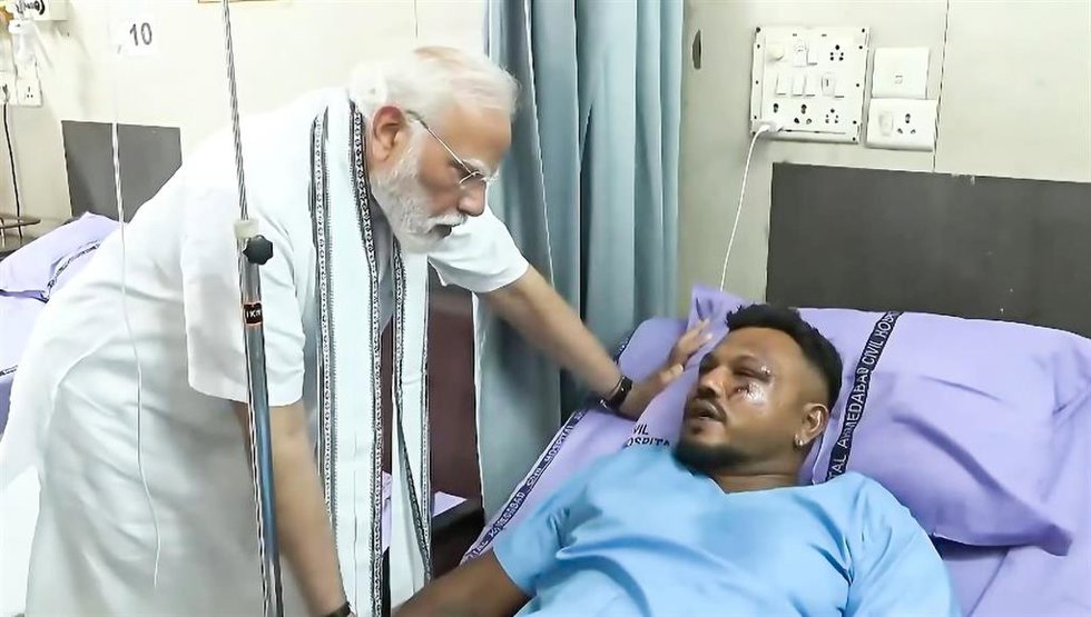 El primer ministro indio, Narendra Modi, visita al único superviviente del vuelo de Air India que se estrelló en la ciudad de Ahmedabad.