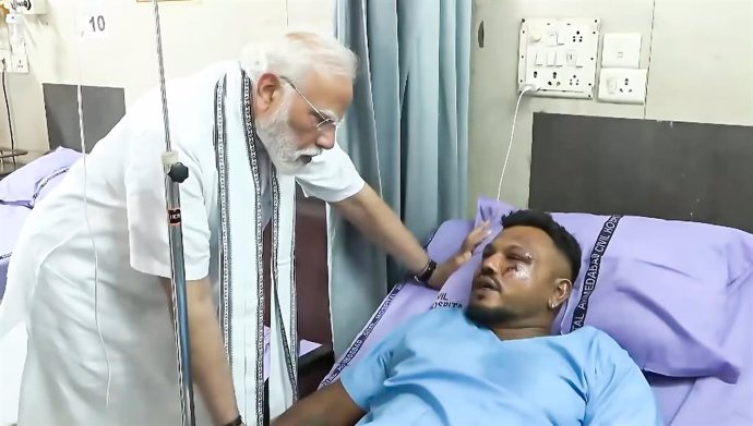 AHMEDABAD, June 13, 2025  -- This video screenshot shows Indian Prime Minister Narendra Modi (L) visiting the only survivor in an Air India plane crash at a hospital in Ahmedabad, India's western state of Gujarat, June 13, 2025. The Indian government has 