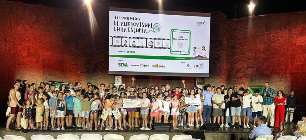 Foto de familia de la 11 edición de los Premios Andaluces 'El Audiovisual en la Escuela'.