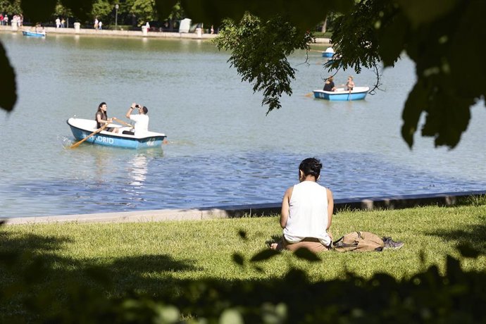 Ciudadanos se refrescan en el parque del Retiro durante la jornada de hoy debido al aumento de las temperaturas, a 27 de mayo de 2025, en Madrid (España). 