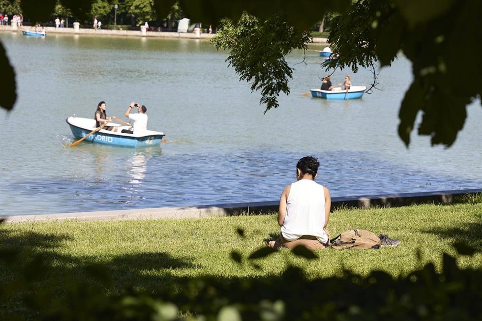 Ciudadanos se refrescan en el parque del Retiro durante la jornada de hoy debido al aumento de las temperaturas, a 27 de mayo de 2025, en Madrid (España).