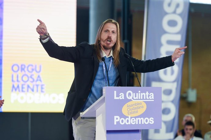 Archivo - O Secretário de Organização do Podemos, Pablo Fernández, fala durante a V Assembleia Cidadã do Podemos, no Pavilhão de Convenções da Casa de Campo, em 11 de abril de 2025, em Madri (Espanha).