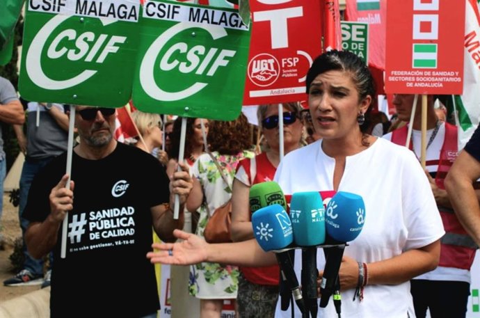 La coordinadora provincial de Izquierda Unida, Toni Morillas, atiende a los medios