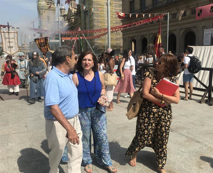 La consejera municipal de Educación, Cultura y Turismo del Ayuntamiento de Zaragoza, Sara Fernández, inaugurado el Mercado de las Tres Culturas