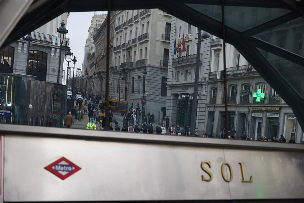 Archivo - Entrada de la estación de Sol de Cercanías