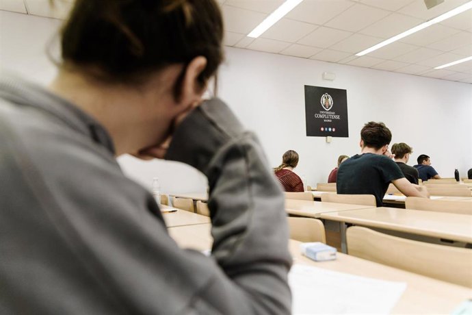 Alumnos durante el primer examen de la PAU 2025, en la Facultad de Químicas, durante la primera jornada de selectividad en Madrid, a 3 de junio de 2025, en Madrid (España). 
