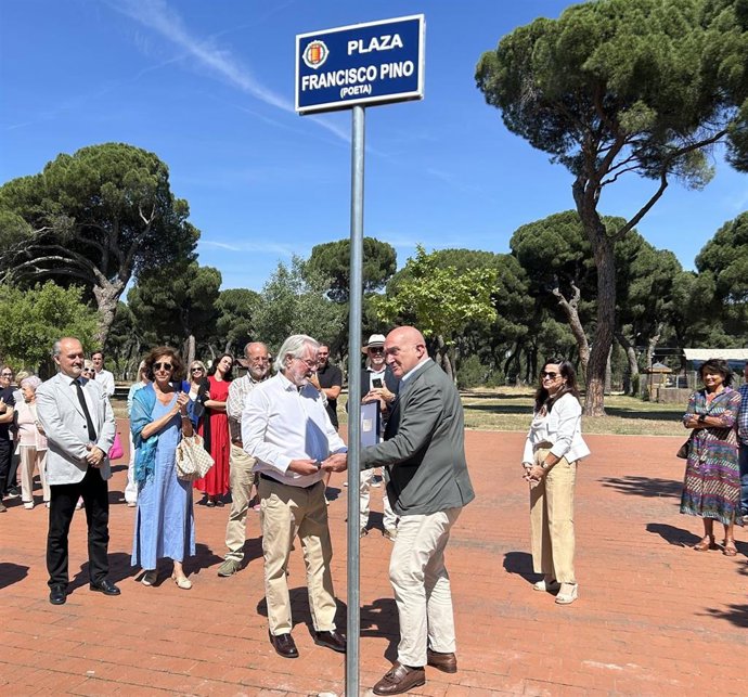 El alcalde de Valladolid, Jesús Julio Carnero (dcha), entrega una placa a Francisco Pino, hijo del poeta vallisoletano Francisco Pino, con motivo de la inauguración de la plaza que lleva su nombre en el Pinar de Antequera.