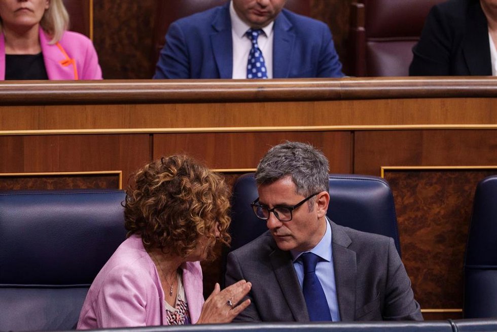 La vicepresidenta primera y ministra de Hacienda, María Jesús Montero, y el ministro de la Presidencia, Relaciones con las Cortes y Justicia, Félix Bolaños, a 14 de mayo de 2025, en Madrid (España).
