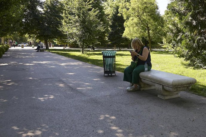 Ciudadanos se refrescan en el parque del Retiro durante la jornada de hoy debido al aumento de las temperaturas, a 27 de mayo de 2025, en Madrid (España). 