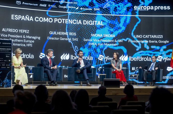 (da esquerda para a direita) Carme Artigas, empresária do setor de tecnologia; Alfredo Yepez, vice-presidente sênior e diretor administrativo da HPE para o sul da Europa e América Latina; Guilherme Reis, gerente geral do SAS; e Records, vice-presidente sê